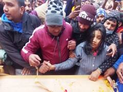 Bihar News: शहीद जवान का पार्थिव शरीर पहुंचते ही भारत माता के जयकारों से गूंजा सिवान, देखते ही लिपटकर रोने लगी बेटी