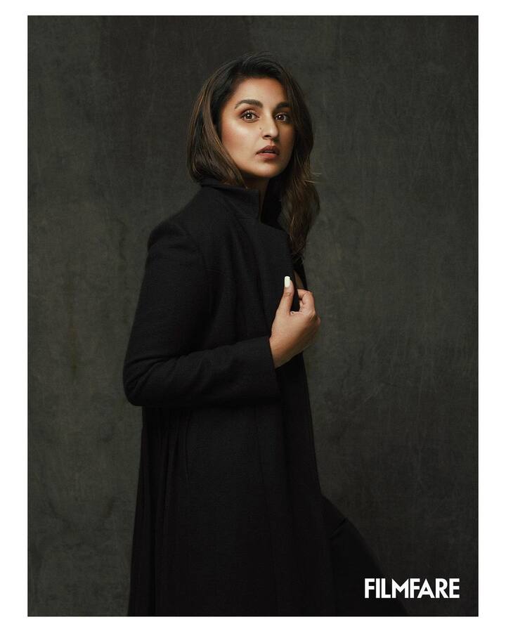 परिणीति ने लेटेस्ट तस्वीरों में अदाओं के साथ खूब सारा कॉन्फिडेंस कैरी किया है. जिसके कारण उनकी तस्वीरें काफी सिजलिंग लग रही हैं.