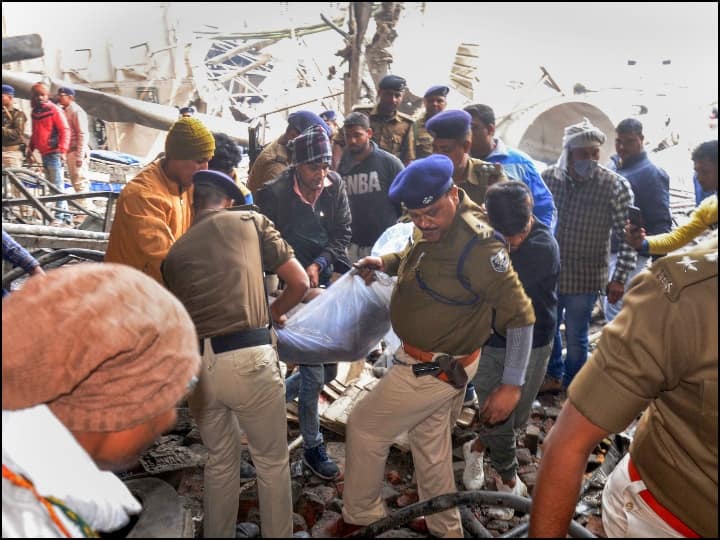 वहीं, इस घटना में गंभीर रूप से घायल लोगों को एसकेएमसीएच रेफरल अस्पताल भेजा गया है, जहां उनकी हालत नाजुक बताई गई है. (तस्वीर: पीटीआई)