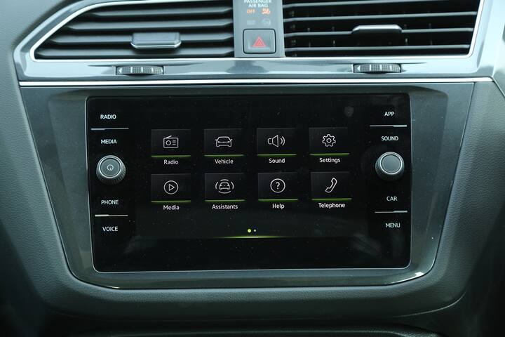 Tiguan-এর ফেসলিফ্টে একটি 8 ইঞ্চি টাচস্ক্রিন দেওয়া হয়েছে। যার লেটেস্ট ইনফোটেইনমেন্ট সিস্টেম ও নতুন ইন্সট্রুমেন্ট ক্লাস্টারটিও সম্পূর্ণ ডিজিটাল।