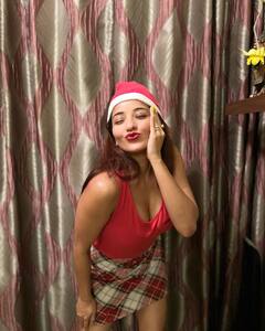 Monalisa Photos: डीप नेक टॉप पहन मोनालिसा ने दिए एक से बढ़कर एक पोज, दिलकश अदाएं देख फैंस हुए मदहोश