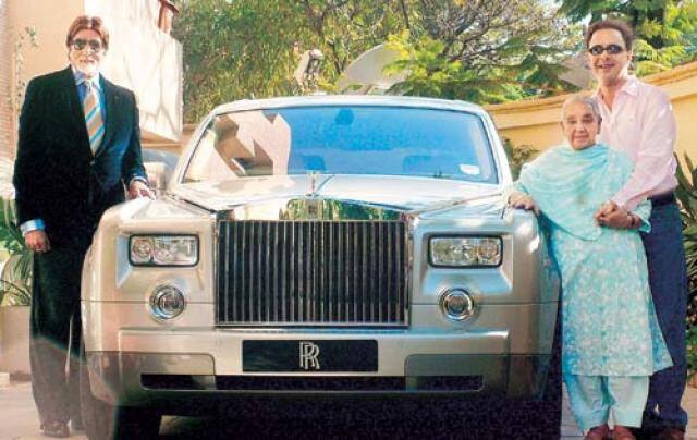मीडिया रिपोर्ट्स की मानें तो अमिताभ बच्चन की Rolls Royce उन्हें निर्माता-निर्देशक विधु विनोद चोपड़ा ने गिफ्ट की थी, फिल्म एकलव्य में काम करने के लिए. इस लग्जरियस कार की कीमत 3.5 करोड़ रुपये बताई जाती है. (फोटो – सोशल मीडिया)