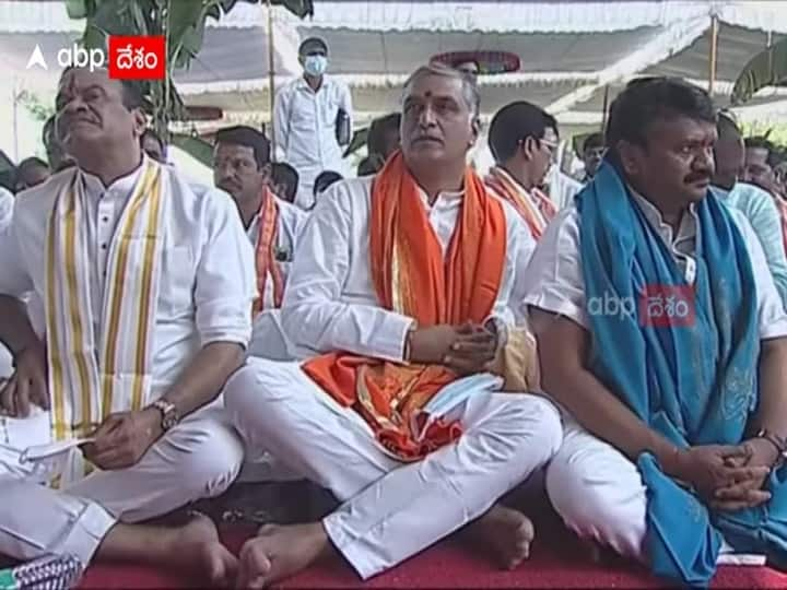 Minister Harish Rao, Komati reddy Venkat reddy meets eachother at komuravelli mallanna temple Siddipet: కొమురవెల్లి మల్లన్న సన్నిధిలో ఆసక్తికర పరిణామం.. ఆ ఇద్దరు నేతలు పక్కపక్కనే.. హాట్ టాపిక్‌‌గా ఆ సీన్!