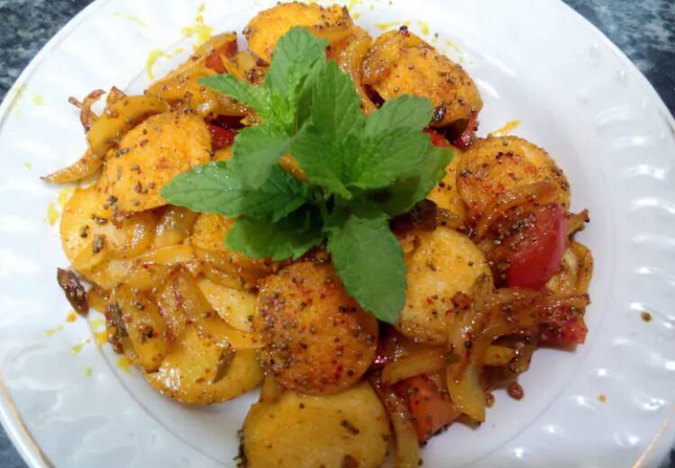 How to make Fried tadka Idly using the recipe given here இட்லி உப்புமா போரடிக்கிறதா? ஃப்ரைட் இட்லி செய்வது எப்படி? செய்முறை இதோ..!