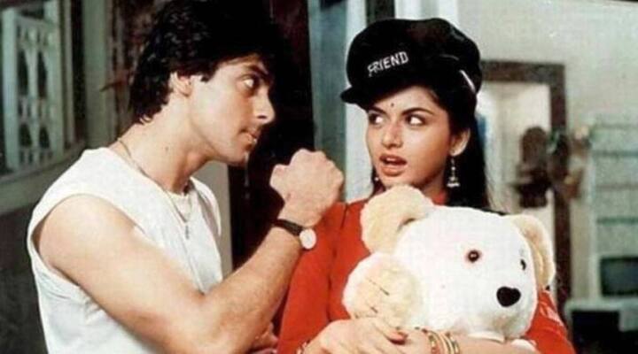बात यदि सलमान खान की पहली सोलो हीरो फिल्म की करें तो यह थी साल 1989 में आई ‘मैने प्यार किया’ (Maine Pyar Kiya). फिल्म में सलमान खान के अपोजिट एक्ट्रेस भाग्यश्री (Bhagyashree) नजर आई थीं और यह फिल्म अपने समय की सबसे हिट फिल्म थी.