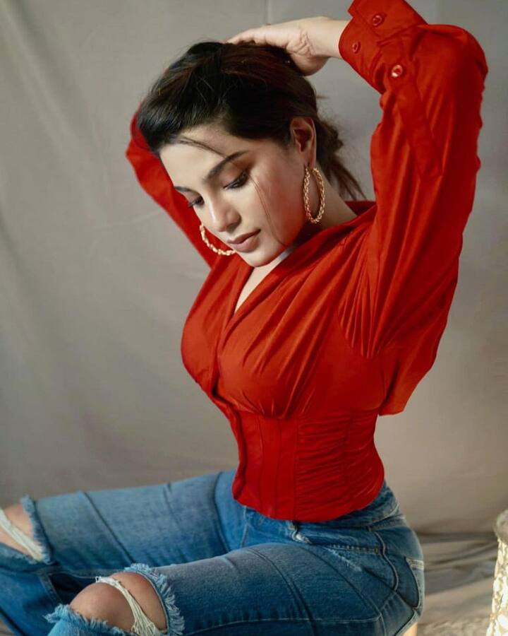 என்னதான் எங்க கூட்டி போரியோ நீ  அடியே... ஆஹான்  அடியே வேணாம்