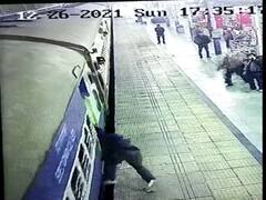 RPF Save Man Life: चलती ट्रेन पर चढ़ने के प्रयास में यात्री प्लेटफॉर्म के नीचे गिरा, आरपीएफ ने बचाई यात्री की जान