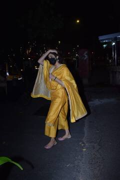 Janhvi Kapoor Look: देर शाम जुहू में टहलती दिखीं जाह्नवी कपूर, पीले सूट और पीले दुपट्टे में लगीं बेहद खूबसूरत