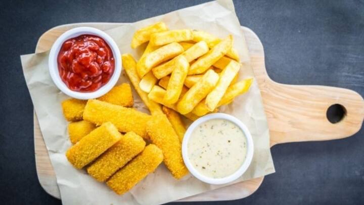 করোনায় বাইরে খাওয়া-দাওয়া কমেছে। কিন্তু মুখরোচক খাবারের টানে মন আনচান করছে! তাহলে রসনাতৃপ্তি হোক বাড়িতে বানানো ফিশ ফিঙ্গারে।