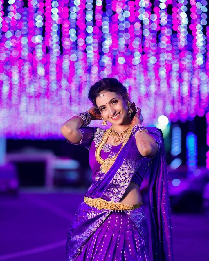 వంకాయ రంగు లంగా వోణీలో, ట్రెడిషనల్ లుక్స్ తో అదరగొడుతోంది దీపికా పిల్లి. -Image credit:Deepikapilli/Instagram