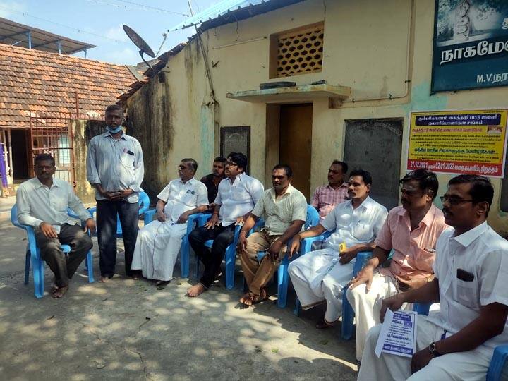 Echoes of GST and rising raw material prices - Silk handloom weavers protest in Kumbakonam ஜிஎஸ்டி மற்றும் மூலப்பொருள் விலை உயர்வு எதிரொலி - கும்பகோணத்தில் பட்டு கைத்தறி நெசவாளர்கள் போராட்டம்