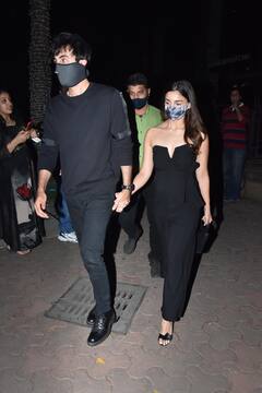 Ranbir Kapoor Alia Bhatt Spotted: देर रात बॉयफ्रेंड रणबीर कपूर के साथ पार्टी के बाद बाहों में बाहे डाले निकली आलिया भट्ट, ड्रेस के चर्चे