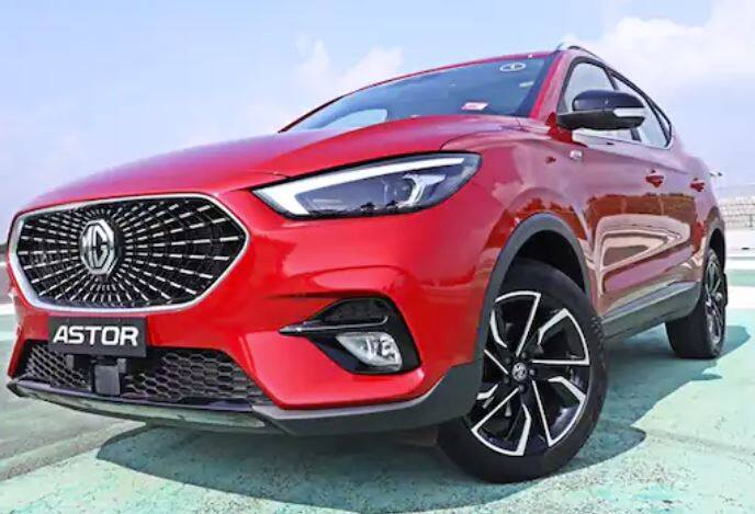 Hyundai Alcazar: ਇਹ Creta 'ਤੇ ਆਧਾਰਿਤ ਹੋ ਸਕਦਾ ਹੈ ਪਰ Alcazar ਨੇ ਇਸ ਕੀਮਤ 'ਤੇ ਲਗਜ਼ਰੀ ਦਾ ਮਤਲਬ ਬਦਲ ਦਿੱਤਾ ਹੈ। ਟਾਪ ਐਂਡ ਅਲਕਾਜ਼ਰ ਵਿਸ਼ੇਸ਼ਤਾਵਾਂ ਅਤੇ ਤਕਨਾਲੋਜੀ ਦੇ ਮਾਮਲੇ ਵਿੱਚ ਸਭ ਤੋਂ ਵਧੀਆ ਖਰੀਦਦਾਰੀ ਨੂੰ ਦਰਸਾਉਂਦਾ ਹੈ। ਇਹ ਗੱਡੀ ਚਲਾਉਣਾ ਵੀ ਵਧੀਆ ਹੈ, ਵੱਡਾ ਅਤੇ ਡੀਜ਼ਲ ਬਹੁਤ ਵਧੀਆ ਪਾਵਰ ਦਿੰਦਾ ਹੈ। ਕੋਈ ਹੈਰਾਨੀ ਦੀ ਗੱਲ ਨਹੀਂ ਹੈ ਕਿ ਬਹੁਤ ਸਾਰੇ ਕ੍ਰੇਟਾ ਖਰੀਦਦਾਰ ਇਸ ਨੂੰ ਬਦਲ ਰਹੇ ਹਨ।