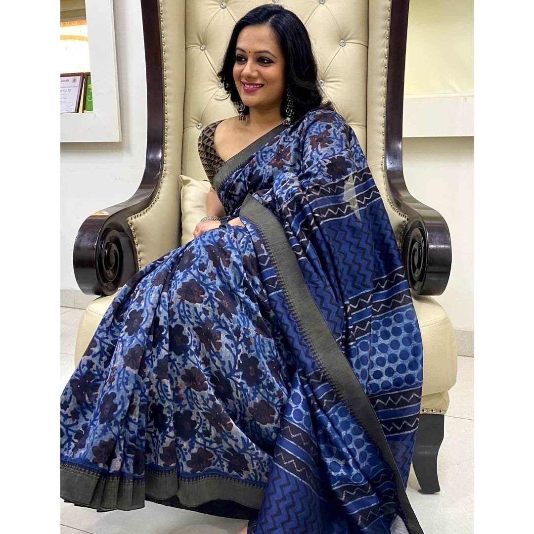 'साडी संडे' म्हणत स्पृहाने हा फोटो नुकताच शेअर केलाय, रॉयल ब्लु साडीमध्ये स्पृहाचं सौंदर्य खुलून दिसतंय. (photo:spruhavarad/ig)