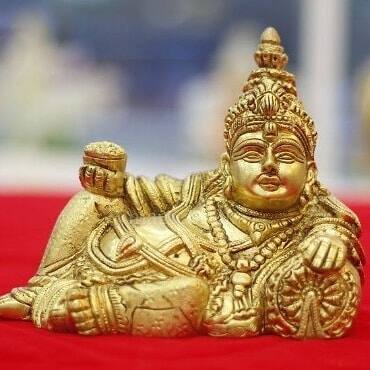 घर की उत्तर दिशा धन के देवता कुबेर की मानी जाती है. इसलिए वास्तु के अनुसार इस दिशा का विशेष ध्यान रखने की जरूरत होती है. कुबेर की मूर्ति को उत्तर दिशा में रखने से कभी भी घर पर आर्थिक संकट नहीं आएगा.