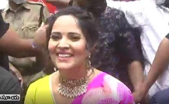 khammam Anasuya: ఖమ్మంలో సందడి చేసిన యాంకర్ అనసూయ