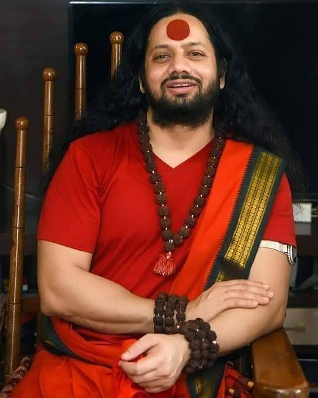 महात्मा गांधींवर टीका करताना त्यांनी नथूराम गोडसेचे गोडवे गायले आहेत. कालिचरण महाराज हे मूळचे अकोल्याचे रहिवाशी आहेत.  (photo:shri_kalicharan_maharaj/ig)
