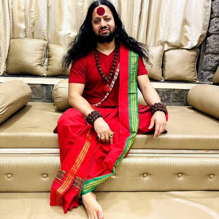पुढे अभिजीतचा 'कालीपुत्र कालीचरण' झाला. पुढे लोकांनी त्यांना 'महाराज' असे संबोधने सुरू केले. या कालिचरण महाराजाने 2017 मध्ये अकोला महापालिकेची निवडणूक लढवली होती. मात्र, पराभवाचे तोंड पाहावे लागले.  (photo:shri_kalicharan_maharaj/ig)