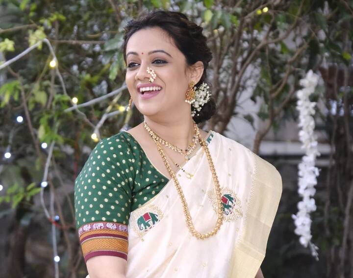 साडी हे भारतीय स्त्रीच्या सौंदर्याचा, दिमाखाचा आणि व्यक्तिमत्त्वाचा अविभाज्य भाग आहे. (photo:spruhavarad/ig)