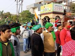 Noida: अपनी मांगों को लेकर किसानों ने डीएम को सौंपा ज्ञापन, सांसद और विधायक के खिलाफ सड़क पर उतरे