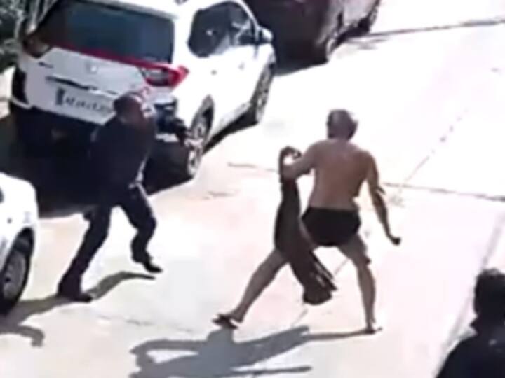 Indore News: अंडरवियर में डीएसपी ने की पिटाई, वीडियो सोशल मीडिया पर वायरल DSP thrashed in underwear in Indore video viral on social media ANN Indore News: अंडरवियर में डीएसपी ने की पिटाई, वीडियो सोशल मीडिया पर वायरल