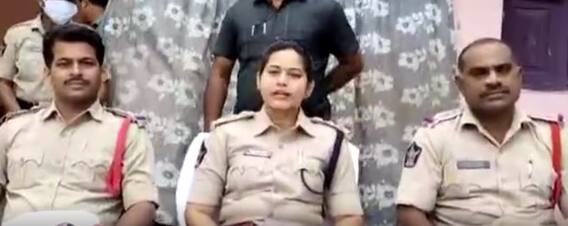 Srikakulam Police: శ్రీకాకుళం జిల్లాలో క్రెడిట్ కార్డ్ మోసాల నెట్వర్క్ ను చేధించిన పోలీసులు