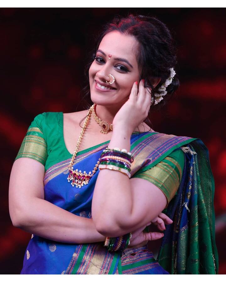 कपाळावर चंद्रकोर, नाकात नथ आणि नऊवारी साडी स्पृहाच्या या लूकवर चाहते घायाळ झालेत. (photo:spruhavarad/ig)