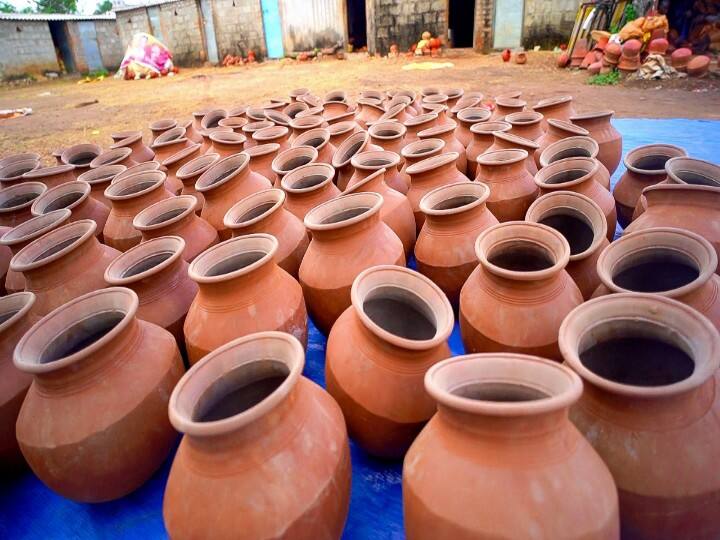 Pongal 2022 Mud pots prepared in Poovandhi with earthy aroma Pongal 2022 : மண்ணை சுவைச்சுத்தான் தேர்வு செய்வோம்.. பூவந்தி பொங்கல் மண்பானை கலைஞர்களின் கதை..