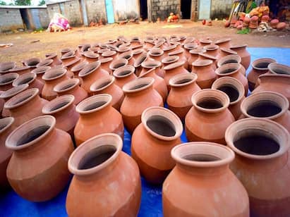 Pongal 2022 Mud pots prepared in Poovandhi with earthy aroma Pongal 2022 : மண்ணை சுவைச்சுத்தான் தேர்வு செய்வோம்.. பூவந்தி பொங்கல் மண்பானை கலைஞர்களின் கதை..