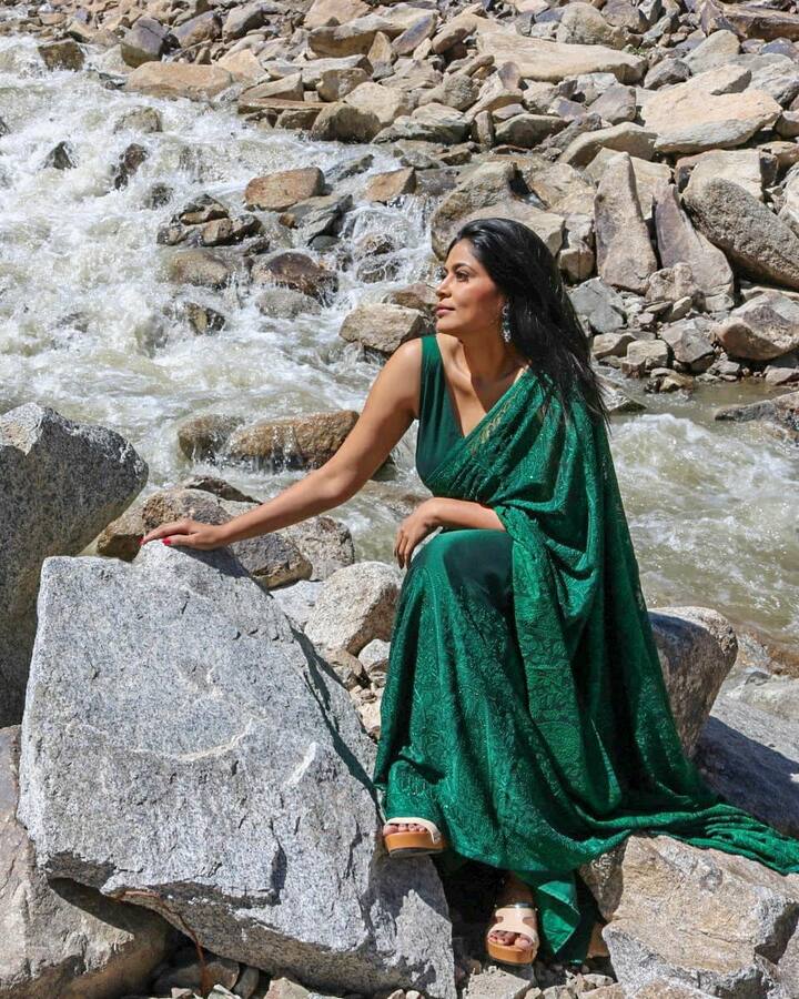 श्वेताने नुकतेच काही खास फोटो सोशल मिडियाद्वारे शेअर केलेत, या फोटो मध्ये ती हिरव्या रंगाच्या साडीत दिसतेय.  (photo:shwetashinde_official/ig)