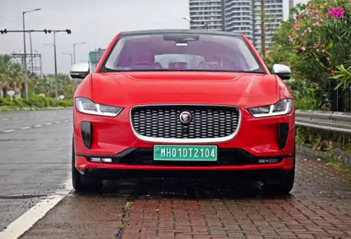 Volkswagen Taigun: Taigun ਵੀ Volkswagen ਦੀ SUV ਹੈ ਅਤੇ ਸਾਡੇ ਬਾਜ਼ਾਰ ਲਈ ਵੀ ਡਿਜ਼ਾਈਨ ਕੀਤੀ ਗਈ ਹੈ। ਜਰਮਨ ਕਾਰ ਦੀ ਬਿਲਡ ਕੁਆਲਿਟੀ ਅਤੇ ਪ੍ਰਦਰਸ਼ਨ ਪ੍ਰਭਾਵਸ਼ਾਲੀ ਹੈ ਪਰ ਇਸ ਵਿੱਚ ਇੱਕ ਵਿਸ਼ੇਸ਼ਤਾ ਨਾਲ ਭਰਪੂਰ ਕੈਬਿਨ ਵੀ ਹੈ। Taigun ਇਸ ਸਾਲ ਦੀਆਂ ਚੋਟੀ ਦੀਆਂ SUVs ਵਿੱਚੋਂ ਇੱਕ ਹੈ ਅਤੇ SUV ਦੇ ਡਰਾਈਵ ਕਰਨ ਦੇ ਮਜ਼ੇਦਾਰ ਤਰੀਕੇ ਨੂੰ ਬਦਲਦੀ ਹੈ।