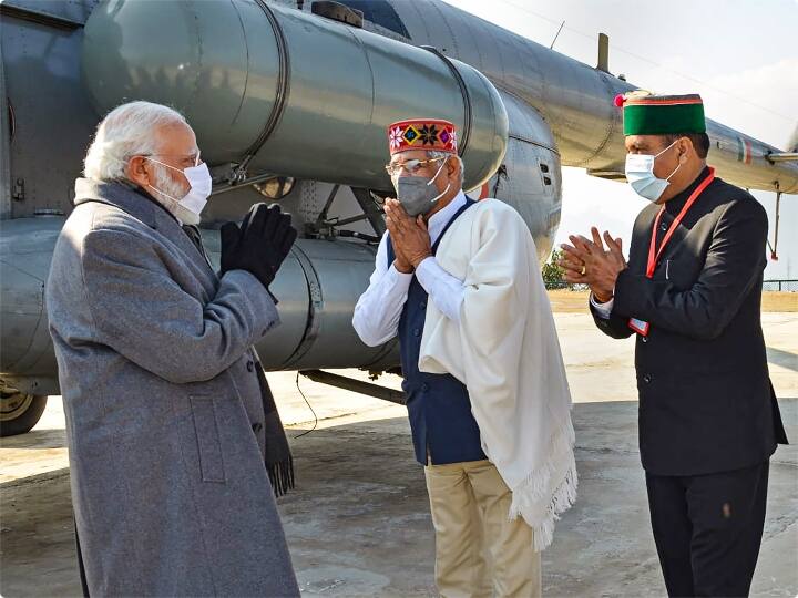 पीएम मोदी ने राज्य में कुछ विद्युत परियोजनाओं की शुरुआत की. उन्होंने कहा, ''जीवन सुगमता हमारी सरकार की सर्वोच्च प्राथमिकता है और बिजली की इसमें बड़ी भूमिका है.'' उन्होंने बधाई देते हुए कहा कि इतने सर्द मौसम के बावजूद रैली में आई भीड़ दिखाती है कि हिमाचल प्रदेश की जनता पिछले चार साल में राज्य सरकार की उपलब्धियों से संतुष्ट है.