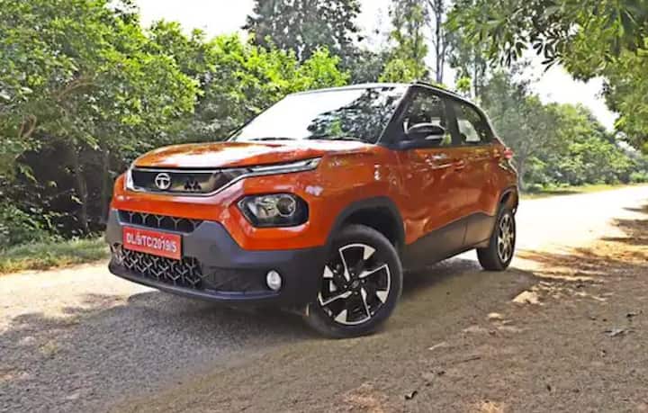 Tata Punch : ਘੱਟ 'ਚ SUV? ਪੰਚ ਵੱਡੇ ਪੈਮਾਨੇ 'ਤੇ ਬਾਜ਼ਾਰ ਲਈ ਇਕ SUV ਹੈ ਪਰ ਕੁਝ ਕਲੈਡਿੰਗ ਨਾਲ ਹੈਚਬੈਕ ਨਹੀਂ ਹੈ। ਟਾਟਾ ਮੋਟਰਸ ਨੇ ਸ਼ਾਨਦਾਰ ਗਰਾਊਂਡ ਕਲੀਅਰੈਂਸ ਅਤੇ ਪ੍ਰਦਰਸ਼ਨ ਦੇ ਨਾਲ ਇਸ ਨੂੰ ਅਸਲ ਵਿੱਚ ਇੱਕ ਮਿੰਨੀ SUV ਵਿੱਚ ਬਦਲ ਦਿੱਤਾ ਹੈ। ਇਹ ਵਧੀਆ ਦਿਖਦਾ ਹੈ ਅਤੇ ਵਿਸ਼ੇਸ਼ਤਾਵਾਂ ਨਾਲ ਭਰਿਆ ਹੋਇਆ ਹੈ. ਅਸੀਂ ਸਿਰਫ਼ ਇਹ ਚਾਹੁੰਦੇ ਹਾਂ ਕਿ ਇਸ ਵਿੱਚ ਇੱਕ ਵਧੇਰੇ ਸ਼ਕਤੀਸ਼ਾਲੀ ਟਰਬੋ ਪੈਟਰੋਲ ਇੰਜਣ ਹੋਵੇ, ਪਰ ਇਸ ਤੋਂ ਇਲਾਵਾ, ਪੰਚ ਉਹਨਾਂ ਸਟੈਂਡ ਆਊਟ SUV ਵਿੱਚੋਂ ਇੱਕ ਹੈ ਜੋ ਇਸ ਸਾਲ ਲਾਂਚ ਕੀਤੀਆਂ ਗਈਆਂ ਸਨ।