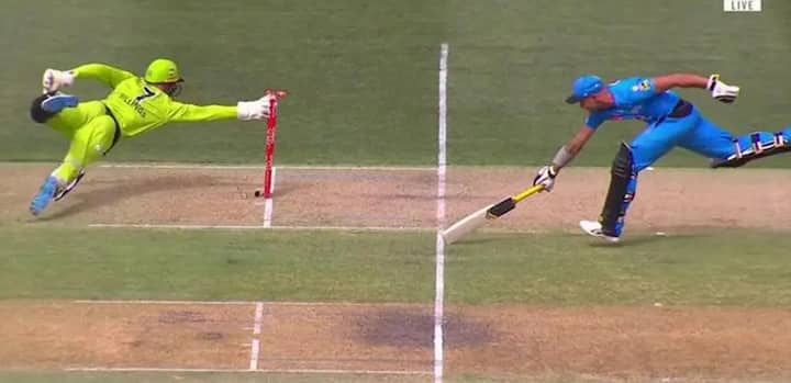 નવી દિલ્હીઃ ક્રિકેટની દુનિયામાં અવનવી વાતો હંમેશા માટે સામે આવતી રહી છે, આ કડીમાં હવે એવા પાંચ બેટ્સમેનોની વાત કરવાની છે, જે બૉલરોને ધોળે દિવસે તારા બતાવતી બેટિંગ કરતા હતા, પરંતુ પોતાની એક ભૂલના કારણે સૌથી વધુ રનઆઉટ થયા છે. આ લિસ્ટમાં બે ભારતીય ખેલાડીઓ પણ સામેલ છે, જે ક્રિકેટની દુનિયાના દિગ્ગજો છે. જાણો........