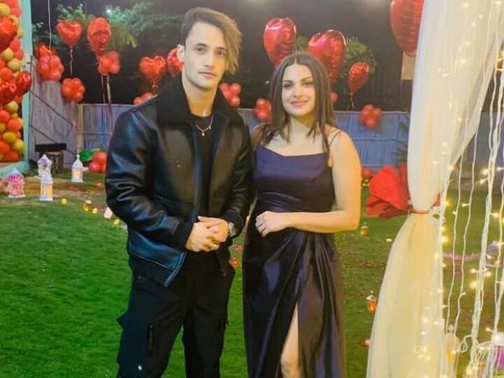 हिमांशी खुराना बिग बॉस 13 में कंटेस्टेंट थीं. हिमांशी शो में अपने साथी कंटेस्टेंट असीम रियाज को दिल दे बैठी थी. हालांकि वह तब अपने बॉयफ्रेंड संग रिलेशनशिप में थीं. असीम के लिए हिमांशी ने अपना 9 साल पुराना रिश्ता तोड़ लिया था.