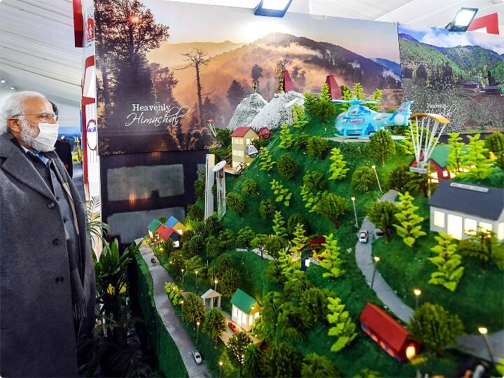 पीएम मोदी ने कहा कि राज्य में विकास के दो मॉडल हैं. हर देश में अलग-अलग विचारधाराएं होती हैं, लेकिन आज हमारे देश के लोग स्पष्ट तौर पर दो विचारधाराओं को देख रहे हैं. एक विचारधारा विलंब की है और दूसरी विकास की. विलंब की विचारधारा वालों ने पहाड़ों पर रहने वाले लोगों की कभी परवाह नहीं की. हमने अटल टनल का काम पूरा करवाया. हमने चंडीगढ़ से मनाली और शिमला को जोड़ने वाली सड़क का चौड़ीकरण किया.