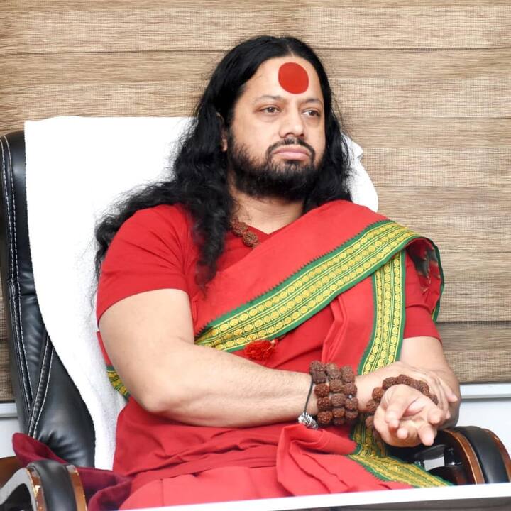 Who is Kalicharan Maharaj : महात्मा गांधींवर वादग्रस्त वक्तव्य करणाऱ्या कालिचरण महाराजाविरोधात छत्तीसगडमध्ये गुन्हे दाखल झालेत. रायपूरमधील धर्मसंसदेत केलेल्या भाषणात त्यांनी वादग्रस्त वक्तव्य केले होते.  (photo:shri_kalicharan_maharaj/ig)