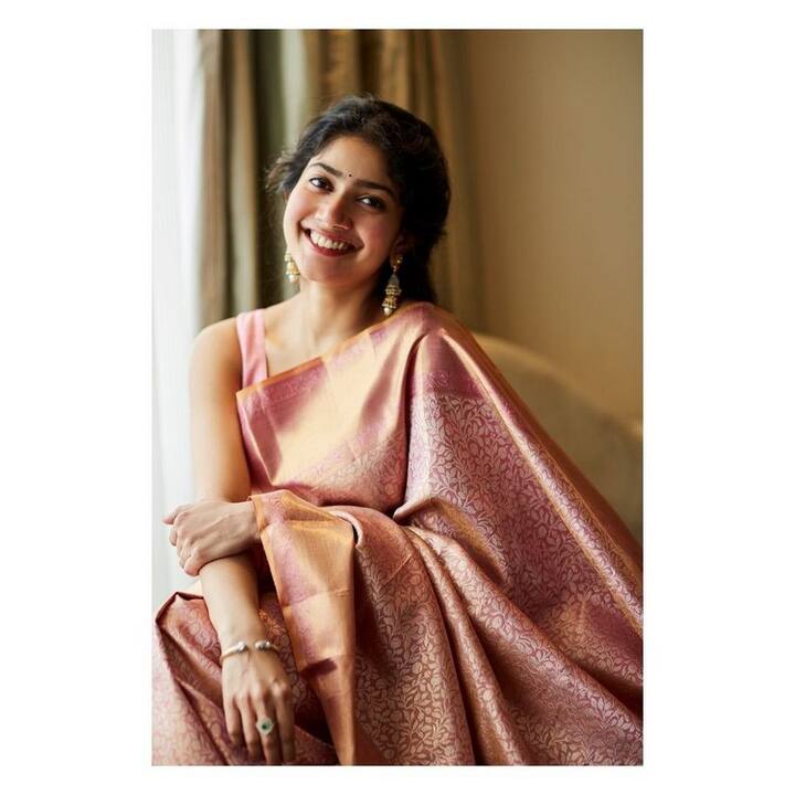 హీరోలకు పోటీగా డాన్స్ చేస్తూ యూత్ ని ఫిదా చేసింది.(Photo Courtesy: Instagram)