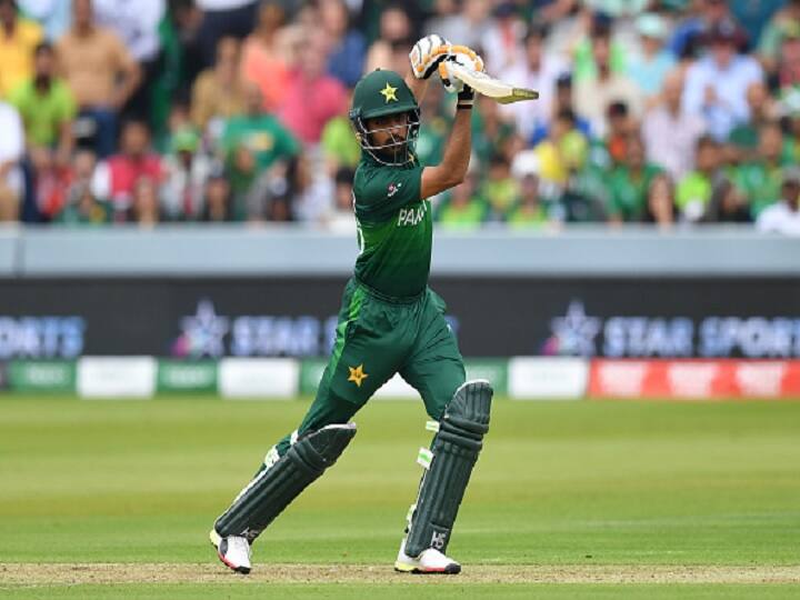पाकिस्तान के कप्तान बाबर आजम (Babar Azam) का बल्ला टी20 विश्व कप में खूब चला. बाबर ने विश्व कप के छह मैचों में 60.60 की औसत से 303 रन बनाए. उनके शानदार प्रदर्शन की बदौलत पाकिस्तान की टीम विश्व कप के सेमीफाइनल तक पहुंची थी. लेकिन उसे हार का सामना करना पड़ा.