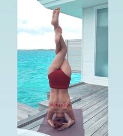 Yoga Photos: पूलसाइड पर इस एक्ट्रेस ने टॉपलेस योगा से उड़ाए होश, मुश्किल योगासन से देती हैं करीना-मलाइका को मात