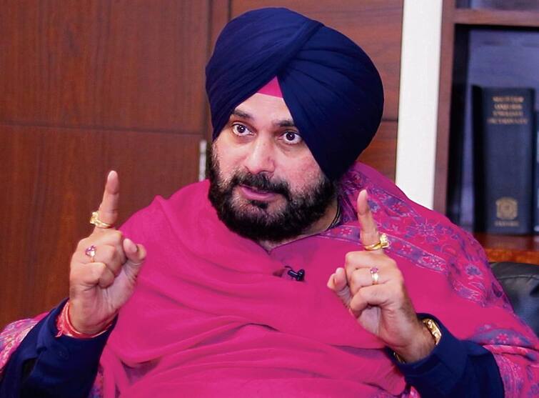 DSP Chandigarh has sought an apology from Punjab Congress Chief Navjot Singh Siddhu over 'MLA can make cops wet their pants' remark PUNJAB: सिद्धू के ‘पुलिस वालों की पैंट गीली’ वाले बयान पर DSP ने भेजा मानहानि का नोटिस, माफी की मांग