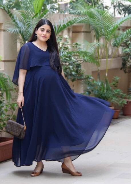 On Monday the beautiful mom-to-be Sneha shared gorgeous pics flaunting her baby bump.