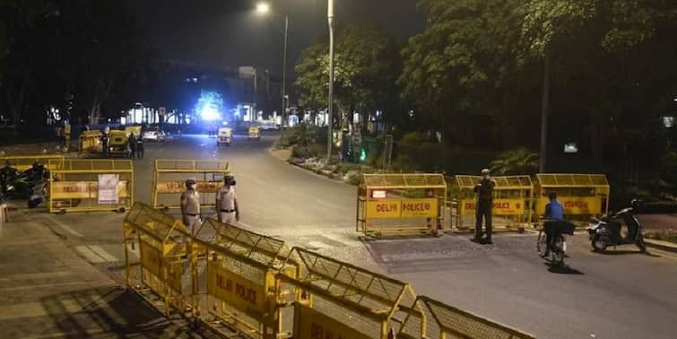 Delhi Night Curfew imposed from yesterday, police seen in action in the cold night, fined challans for those who roam unnecessarily Delhi Night Curfew: दिल्ली में कल नाइट कर्फ्यू  के दौरान सड़कों पर पसरा रहा सन्नाटा, एक्शन में नजर आई दिल्ली पुलिस