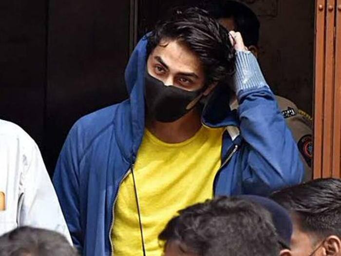 आर्यन खान (Aryan Khan): शाहरुख खान के बेटे आर्यन खान को तो इस साल न्यूजमेकर की लिस्ट में टॉप रैंक ही मिलेगा. आर्यन मुंबई में हो रहे एक ड्रग क्रूज पार्टी में पकड़े गए थे. जहां आर्यन और उनके दोस्त के पास से आपत्तिजनक पदार्थ मिला था. जिसके बाद काफी हफ्तों तक आर्यन जेल में बंद था. इस बीच हर तरफ ये खबर नेशनल न्यूज की तरह फैला. जिसे हर कोई जानना सुनना चाहता था.