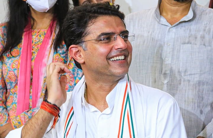 सचिन पायलट भी ज्योतिरादित्य सिंधिया की ही तरह पिता के निधन के बाद राजनीति में उतरे. वह अपने पिता की लोकसभा सीट दौसा से जीतकर सांसद बने थे. सचिन पायलट भी एमबीए ग्रेजुएट हैं. सचिन पायलट ने अमेरिका में यूनिवर्सिटी ऑफ पेनसिल्वेनिया के व्हार्टन स्कूल से मैनेजमेंट की पढ़ाई की है.