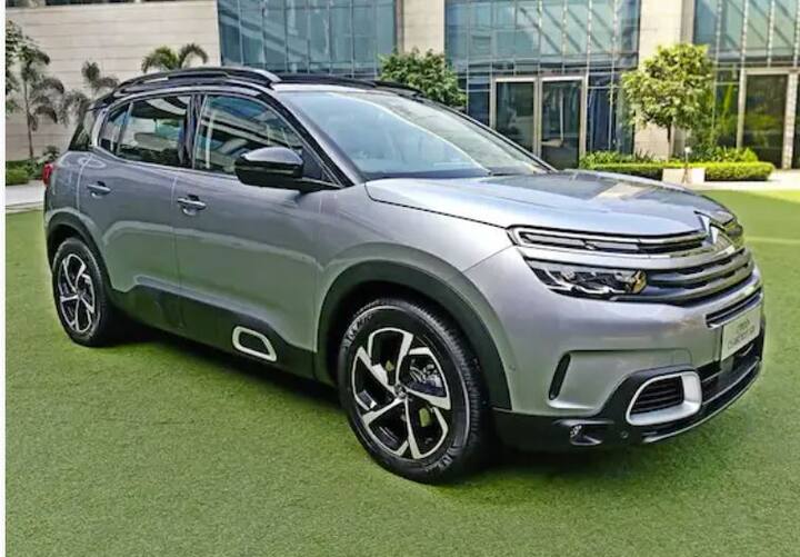 Mercedes-Benz GLA:   GLA ਮਰਸਡੀਜ਼-ਬੈਂਜ਼ ਲਈ ਇੱਕ ਮਜ਼ਬੂਤ ਵਿਕਰੇਤਾ ਨੂੰ ਦਰਸਾਉਂਦਾ ਹੈ ਅਤੇ ਨਵੀਂ ਪੀੜ੍ਹੀ ਲਈ ਇਕ ਸੰਖੇਪ ਲਗਜ਼ਰੀ SUV ਦੀ ਧਾਰਨਾ ਨੂੰ ਬਦਲ ਦਿੱਤਾ ਗਿਆ ਹੈ। ਇੰਟੀਰੀਅਰ ਓਨਾ ਹੀ ਆਲੀਸ਼ਾਨ ਹੈ ਜਿੰਨਾ ਇਹ ਵਧੇਰੇ ਮਹਿੰਗੇ ਮਾਡਲ ਵਿੱਚ ਮਿਲਦਾ ਹੈ, ਗੁਣਵੱਤਾ ਅਤੇ ਵਿਸ਼ੇਸ਼ਤਾਵਾਂ ਦੇ ਨਾਲ ਵਰਤਮਾਨ ਵਿੱਚ ਇਸਦੇ ਹਿੱਸੇ ਲਈ ਇੱਕ ਨਵਾਂ ਬੈਂਚਮਾਰਕ ਸਥਾਪਤ ਕੀਤਾ ਗਿਆ ਹੈ। ਇਹ ਇੱਕ ਸੰਖੇਪ ਪਰ ਮਜ਼ੇਦਾਰ SUV ਹੈ।