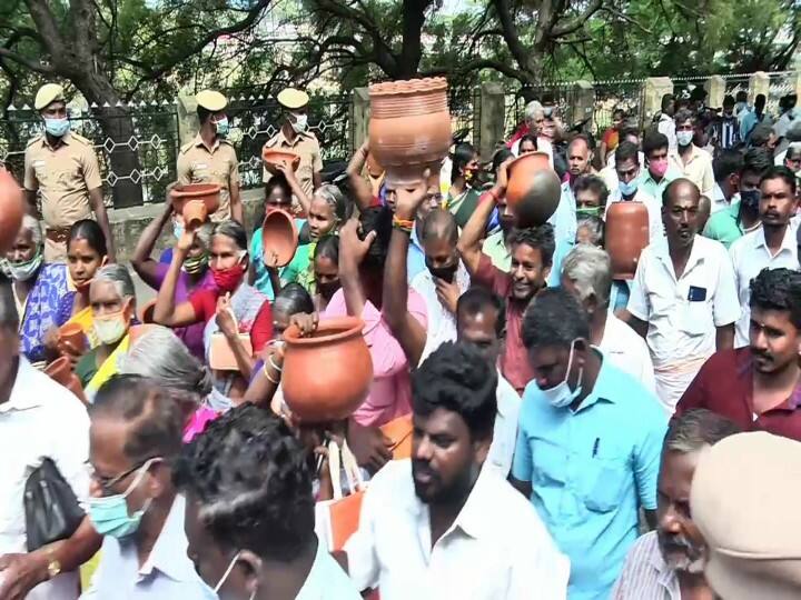 Ceramic workers who came to the Nellai Collector's Office with clay saying that they could not take soil from the pond in the context of the approaching Pongal festival. நெருங்கும் பொங்கல் திருநாள் - மண் எடுக்க நீடிக்கும் தடையால் மண்பாண்ட தொழிலாளர்கள் அவதி