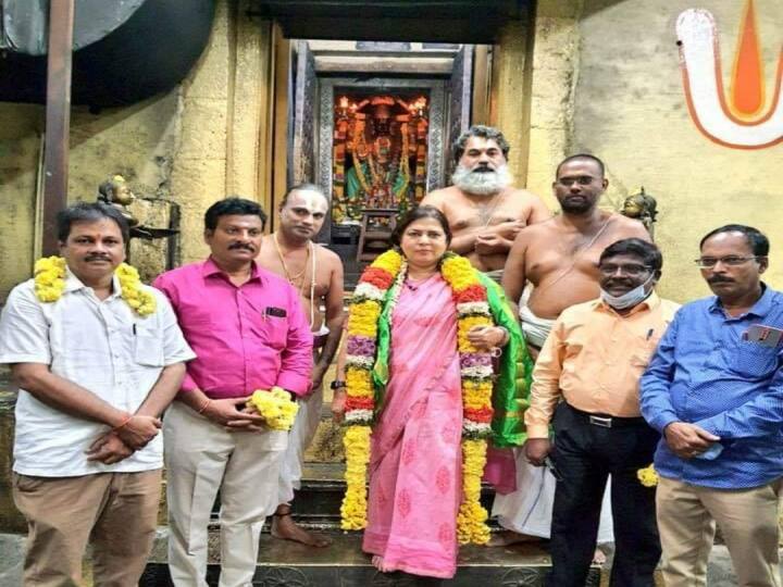 Meenakshi Leki, Union Home Minister, poses for a photo at the Moolavar Sanctuary of Athi varadhar Temple அத்திவரதர் கோயில் மூலவர் சன்னதியில் போட்டோவுக்கு போஸ் கொடுத்த மத்திய இணை அமைச்சர் - ஆகம விதிமீறல் என குற்றசாட்டு