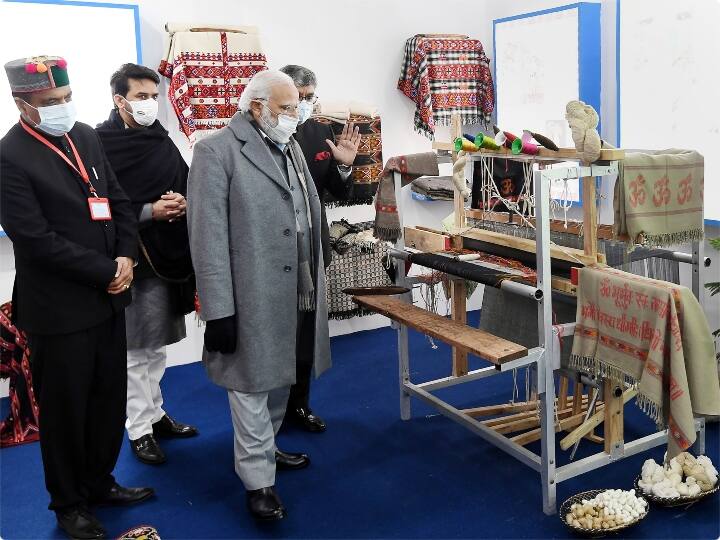 पीएम मोदी ने कहा, हिमाचल को स्वच्छ रखने में, प्लास्टिक और अन्य कचरे से मुक्त रखने में पर्यटकों का भी दायित्व बहुत बड़ा है. इधर उधर फैला प्लास्टिक, नदियों में जाता प्लास्टिक, हिमाचल को जो नुकसान पहुंचा रहा है, उसे रोकने के लिए हमें मिलकर कोशिश करनी होगी.