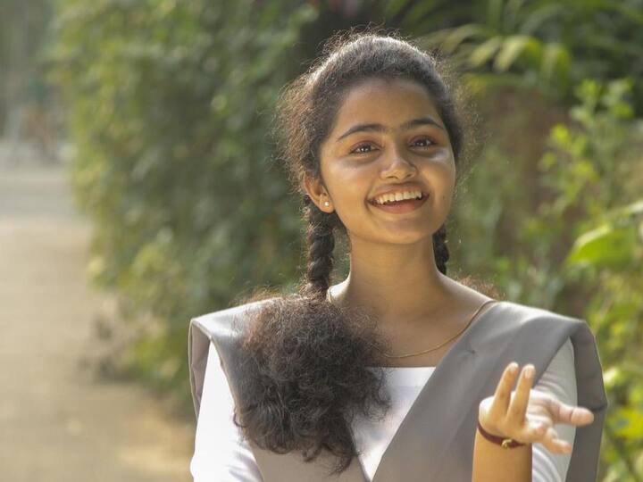 பிரேமம் படம் மூலமாக திரையுலகில் நடிகையாக அறிமுகமானார்.